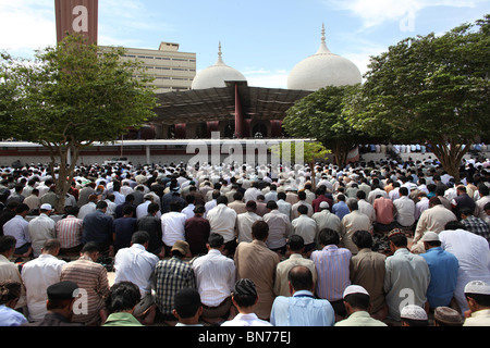 Männer beten in einer Moschee in Karachi. Stockfoto