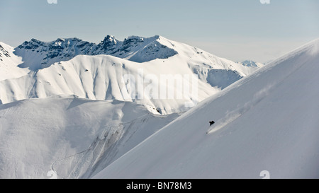Backcountry Skifahrer nimmt eine Pulver-Wendung in Hatcher Pass, Alaska Stockfoto