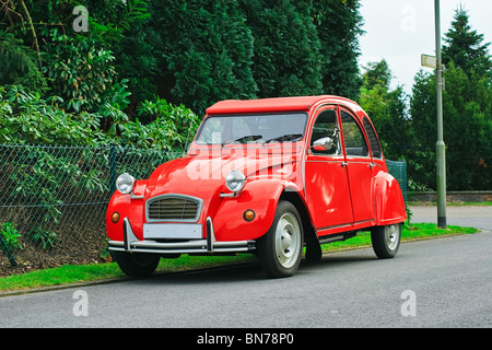Französischen Roten Citroen 2 cv in einer Straße geparkt Stockfoto