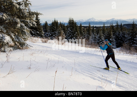 Frau Nordic Ski auf den Baycrest-Loipen im Winter in der Nähe von Homer, Halbinsel Kenai, Alaska Stockfoto