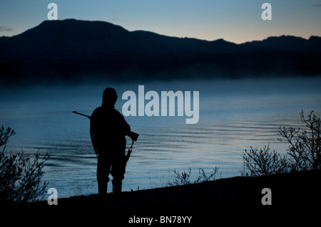 Ein Reh Jäger sucht Spiel in der Nähe von Frazer Lake, Kodiak Island, Alaska Stockfoto