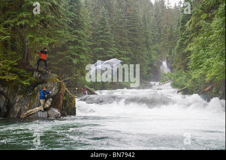 Zwei Fischer nutzen eine Besetzung net Sweetheart Creek in Alaska Sockeye Lachse fischen Stockfoto