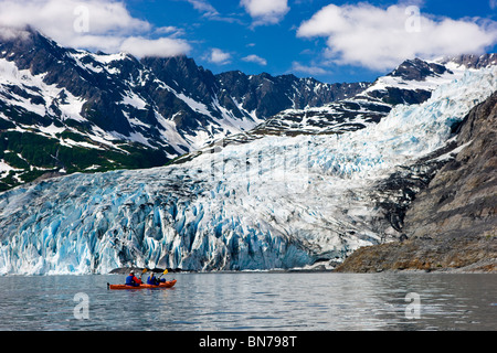 Paar Kajak in Shoup Bucht mit Shoup Gletscher im Hintergrund, Prince William Sound, Alaska Stockfoto