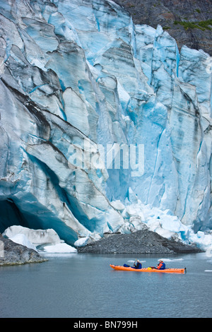 Paar Kajak in Shoup Bucht mit Shoup Gletscher im Hintergrund, Prince William Sound, Alaska Stockfoto