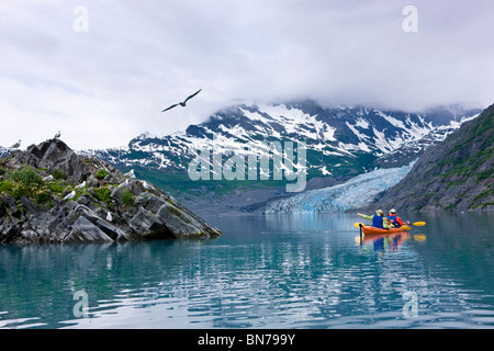 Familie Kajak in Shoup Bucht mit Shoup Gletscher im Hintergrund, Prince William Sound, Alaska Stockfoto