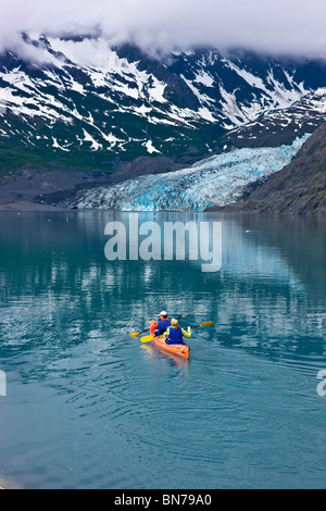 Familie Kajak in Shoup Bucht mit Shoup Gletscher im Hintergrund, Prince William Sound, Alaska Stockfoto