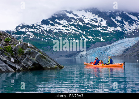 Familie Kajak in Shoup Bucht mit Shoup Gletscher im Hintergrund, Prince William Sound, Alaska Stockfoto