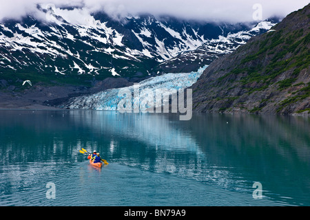 Familie Kajak in Shoup Bucht mit Shoup Gletscher im Hintergrund, Prince William Sound, Alaska Stockfoto