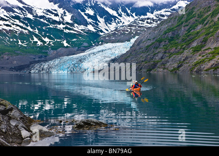 Familie Kajak in Shoup Bucht mit Shoup Gletscher im Hintergrund, Prince William Sound, Alaska Stockfoto