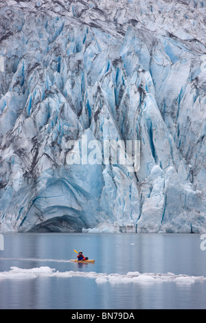 Mann in Shoup Bucht mit Shoup Gletscher im Hintergrund, Shoup Bay State Marine Park, Prince William Sound, Alaska Kajak Stockfoto