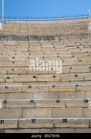 Nummerierte Sitzplätze im Amphitheater in Caesarea, Israel Stockfoto