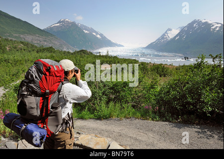 Weibliche Wanderer hält für ein Foto auf dem Weg nach Spencer Gletscher, Alaska Stockfoto