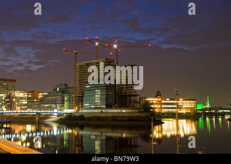 Duesseldorf Medienhafen zur blauen Stunde Stockfoto