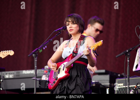 Norah Jones spielen die Pyramide-Bühne auf dem Glastonbury Festival 2010 Stockfoto