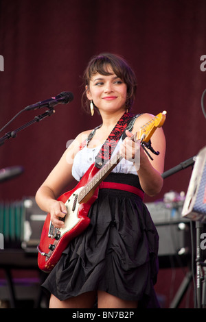 Norah Jones spielen die Pyramide-Bühne auf dem Glastonbury Festival 2010 Stockfoto