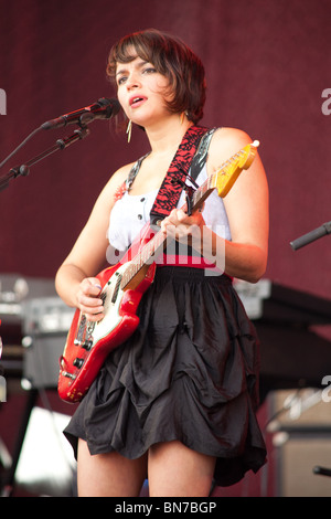 Norah Jones spielen die Pyramide-Bühne auf dem Glastonbury Festival 2010 Stockfoto