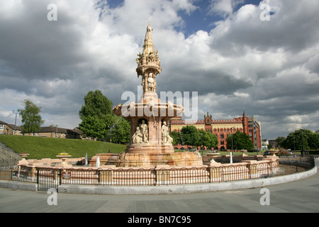 Stadt in Glasgow, Schottland. Arthur Pearce entwarf Doulton Brunnen und die ehemalige Teppichfabrik Templeton. Stockfoto