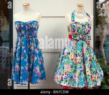 Zwei Sommerkleider auf dem Display außerhalb kleine unabhängige Fashion Boutique im böhmischen Friedrichshain in Berlin Deutschland Stockfoto