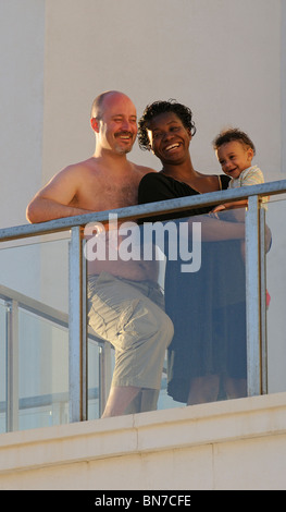 Mutter Vater und Kind Junge stand auf einem Urlaub Hotelbalkon Stockfoto