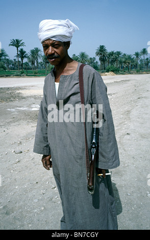 Bewaffneter Wachmann in Tell el-Amarna in der Nähe von Minya in Mittelägypten. Stockfoto