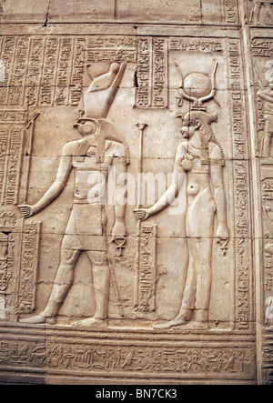 Bas Alabaster Reliefs des Falcon Gott Horus und Isis Mutter. Der Tempel des Horus und Sobek, Kom Ombo, obere Ägypten Stockfoto