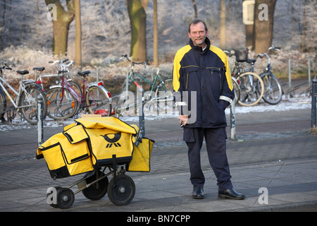 Postboten an einer Straßenbahnhaltestelle, Bremen, Deutschland Stockfoto
