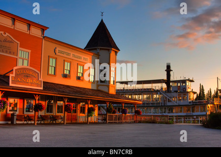 Gebäude in der Nähe von Riverboat Discovery dock mit Entdeckung im Hintergrund bei Sonnenuntergang, Fairbanks, Alaska, HDR-Bild Stockfoto