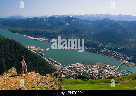 Ein Wanderer nimmt aus Sicht der Gastineau Channel, Douglas Island und Downtown Juneau von der Spitze des Mount Juneau in Alaska Stockfoto