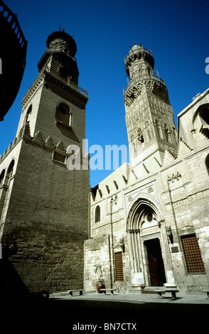 Sultan Qalaoun Madrasah (links) und der Moschee Al-Nasir Mohammed an Sharia al-Muizz im islamischen Kairo. Stockfoto