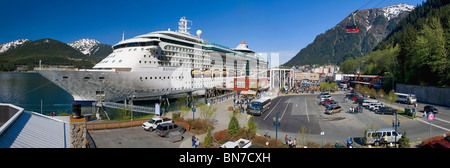 Panorama von Royal Caribbean Cruise Line Schiff Radiance of the Seas im Süden Franklin angedockt andocken, Alaska Stockfoto