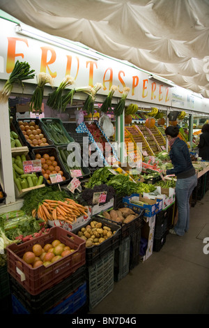 Festen Markthalle stall Verkäufer / shop mit guten / Top Qualität frisches Obst und Gemüse. Sevilla / Sevilla. Spanien. Stockfoto