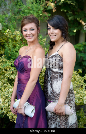 Zwei Teenager im Alter von 16 Jahren verkleidet um zu gehen ihre School Prom, Suffolk, UK Stockfoto