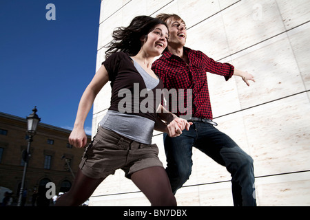 Junge Paar die Treppe hinunter springen Stockfoto