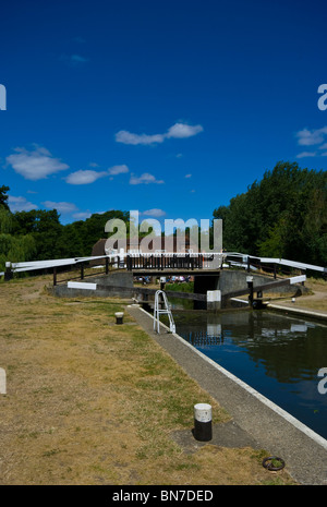 Pyrford Sperre auf dem Fluss Wey Surrey England Stockfoto