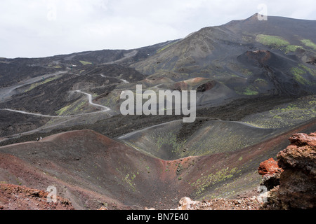 Krater in der Nähe von der Rifugio Sapienza am Südhang mit Blick auf den Gipfel, den Ätna, Sizilien, Italien Stockfoto