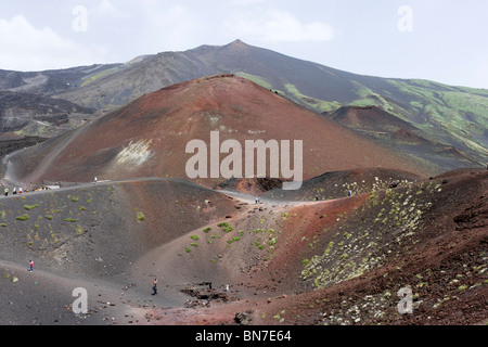 Ein Krater in der Nähe von der Rifugio Sapienza am Südhang mit Blick auf den Gipfel, den Ätna, Sizilien, Italien Stockfoto