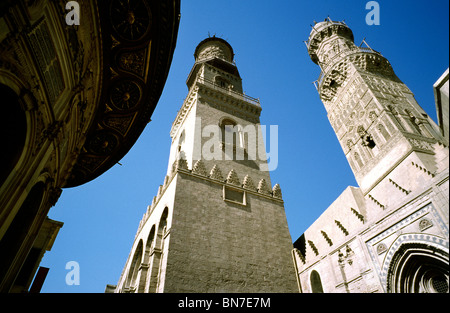 Sultan Qalaoun Madrasah (Mitte) und die Moschee Al-Nasir Mohammed an Sharia al-Muizz im islamischen Kairo. Stockfoto