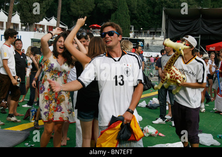 deutsche Fans feiern den Sieg über England im Welt Cup Fan Fest Village in Rom, Italien-27June 2010 Stockfoto