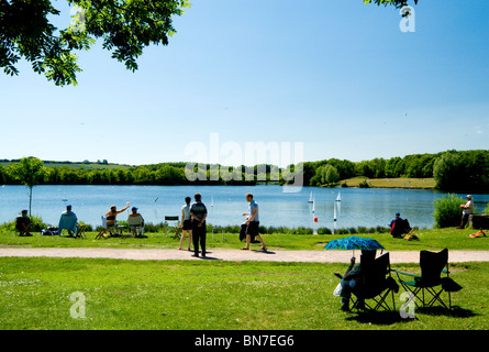 Menschen Segeln Modellboote auf See Cosmeston Seen Land Park Penarth Vale von Glamorgan Süd wales uk Stockfoto