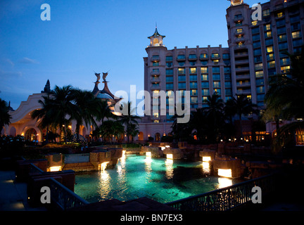 Blick auf Pool und Außenbereich des Atlantis, Paradise Island Resort Bahamas Stockfoto