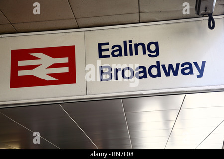 Ealing Broadway Station, London W5 anmelden. Stockfoto