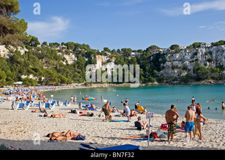 Blick auf Strand, Kalksteinfelsen und Bucht Cala Santa Galdana, Menorca, Spanien Stockfoto