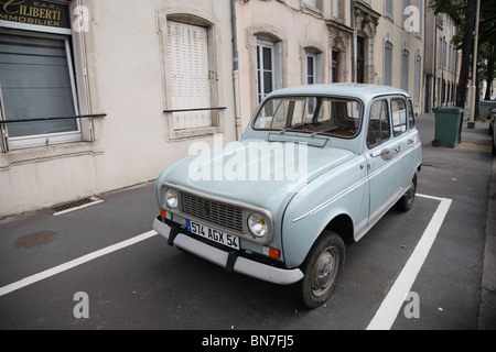 Ein Klassiker: Renault R4, Nancy, Frankreich Stockfoto