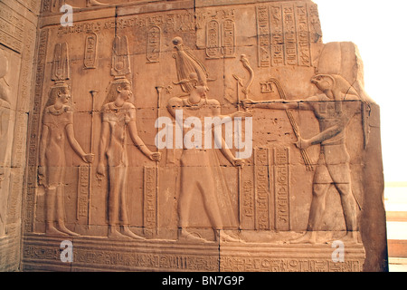 Bas-Relief Alabaster-Schnitzereien am Tempel des Horus und Sobek, Kom Ombo, Oberägypten Stockfoto