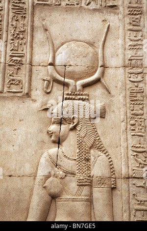 Bas Relief Alabasterschnitzerei der Göttin Isis am Tempel von Horus und Sobek, Kom Ombo, Oberägypten Afrika Stockfoto