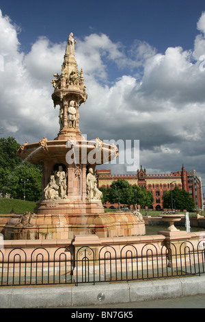 Stadt in Glasgow, Schottland. Arthur Pearce entwarf Doulton Brunnen und die ehemalige Teppichfabrik Templeton. Stockfoto