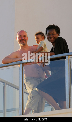 Mutter Vater und Kind Junge stand auf einem Urlaub Hotelbalkon Stockfoto