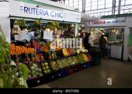 Festen Markthalle stall Verkäufer / shop mit guten / Top Qualität frisches Obst und Gemüse. Sevilla / Sevilla. Spanien. Stockfoto