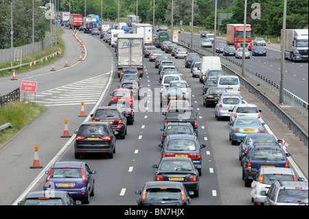 Autos auf der Autobahn M1 Stockfoto