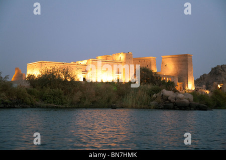 Der Tempel von Isis bei Philae in der Nacht, auf einer Insel im Nil in der Nähe von Assuan, Ägypten, Afrika Stockfoto